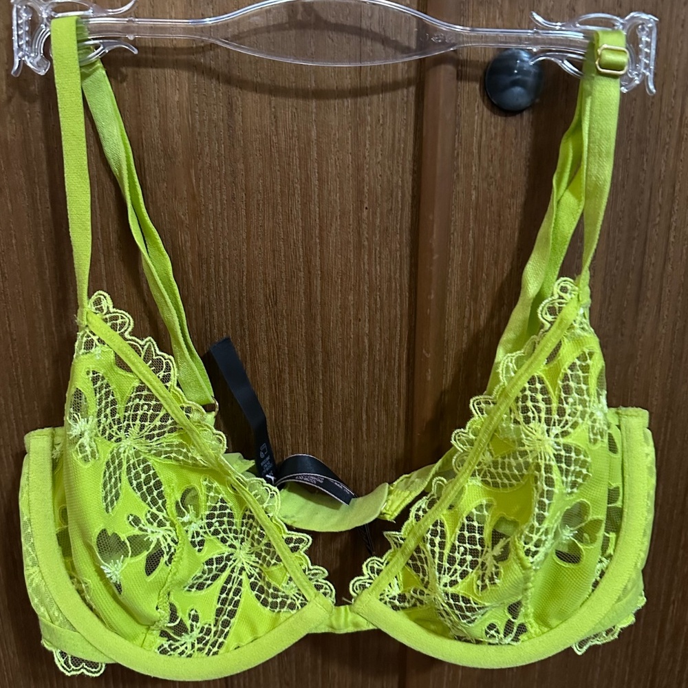 Victoria's Secret Fishnet Lace Peekaboo Low-Cut Demi Bra 34C